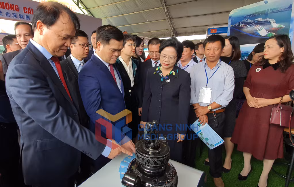 2019-12_Hội chợ Thương mại, du lịch Quốc tế Việt - Trung năm 2019 - Các đại biểu tham quan các gian hàng tại hội chợ. Ảnh: Thái Cảnh