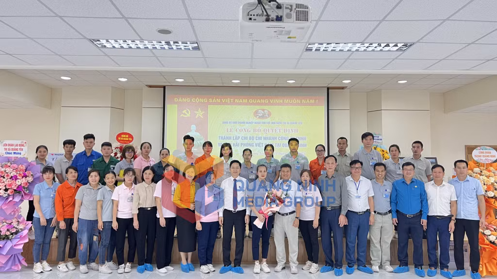 Lãnh đạo thị xã cùng đại diện các ban, ngành, đoàn thể chụp ảnh lưu niệm cùng Chi bộ Chi nhánh Công ty TNHH Yazaki Hải Phòng Việt Nam (12-2023). Ảnh: Thanh Hằng