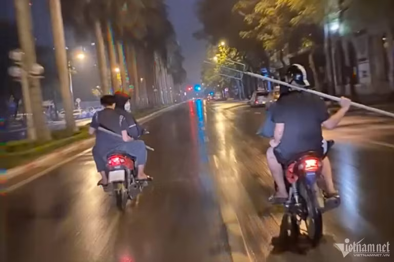 Nhóm của T. thường xuyên mang dao kiếm, đinh ba... ra đường diễu phố