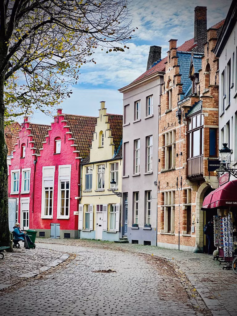 Bruges đẹp như một nàng thơ say ngủ, không buồn tỉnh giấc dù nhiều thế kỷ đã trôi qua. (Ảnh: Hạ Phương)