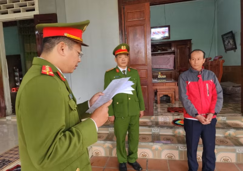 Cơ quan điều tra tống đạt quyết định khởi tố bị can, thực hiện lệnh bắt tạm giam đối với Trần Văn Hoài.
