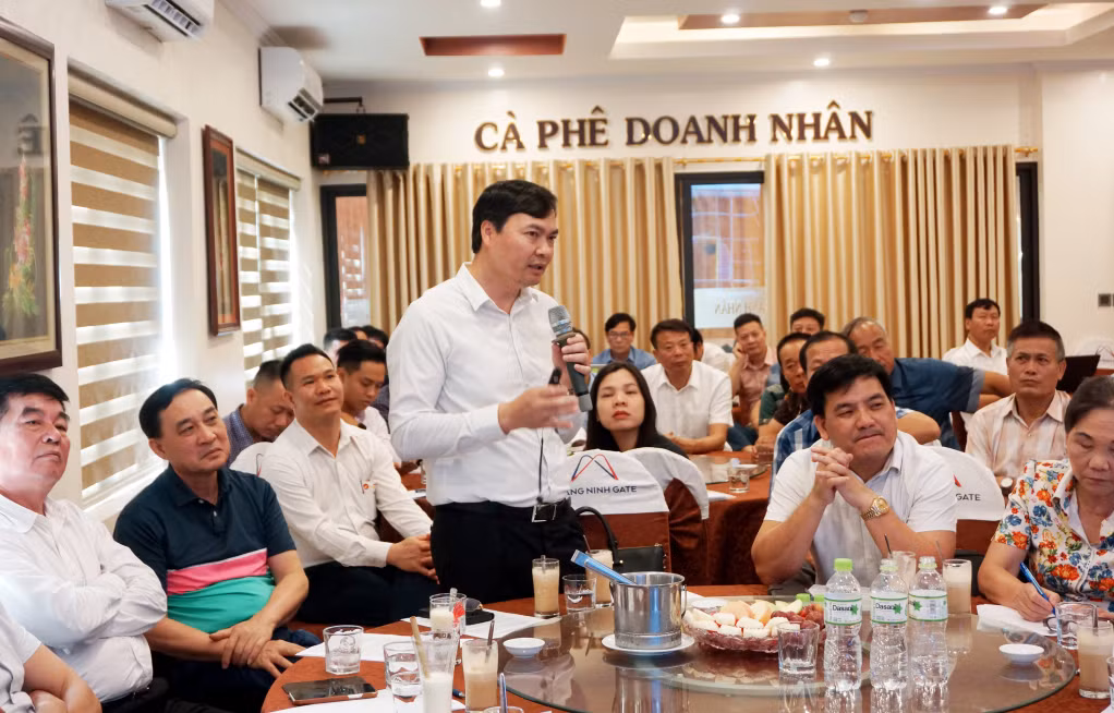 Lãnh đạo TX Đông Triều trả lời, làm rõ, tháo gỡ khó khăn cho doanh nghiệp hoạt động trong lĩnh vực sản xuất gạch ngói trên địa bàn thị xã.