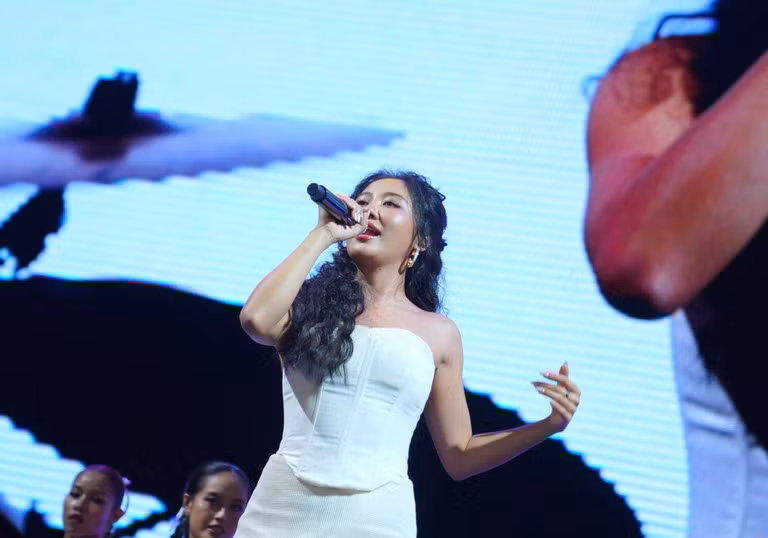 Văn Mai Hương mang các bản hit trong 13 năm sự nghiệp lên sân khấu. Khi cô thể hiện ca khúc 'Một ngàn nỗi đau', hàng chục nghìn khán giả bật đèn flash điện thoại cùng hòa giọng theo.