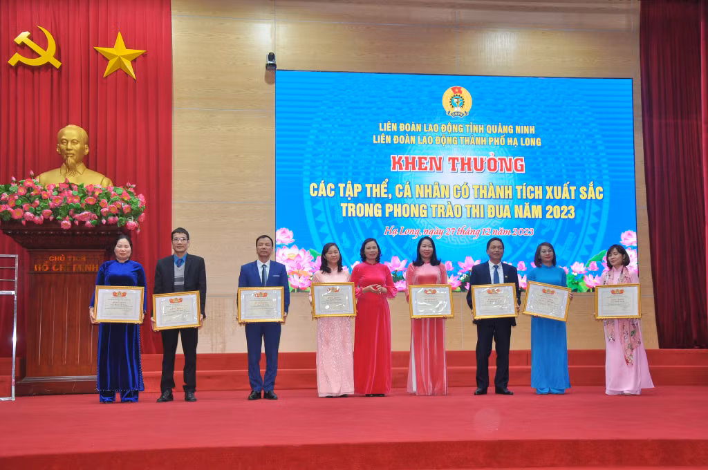 Lãnh đạo LĐLĐ Hạ Long trao tặng giấy khen cho các tập thể.