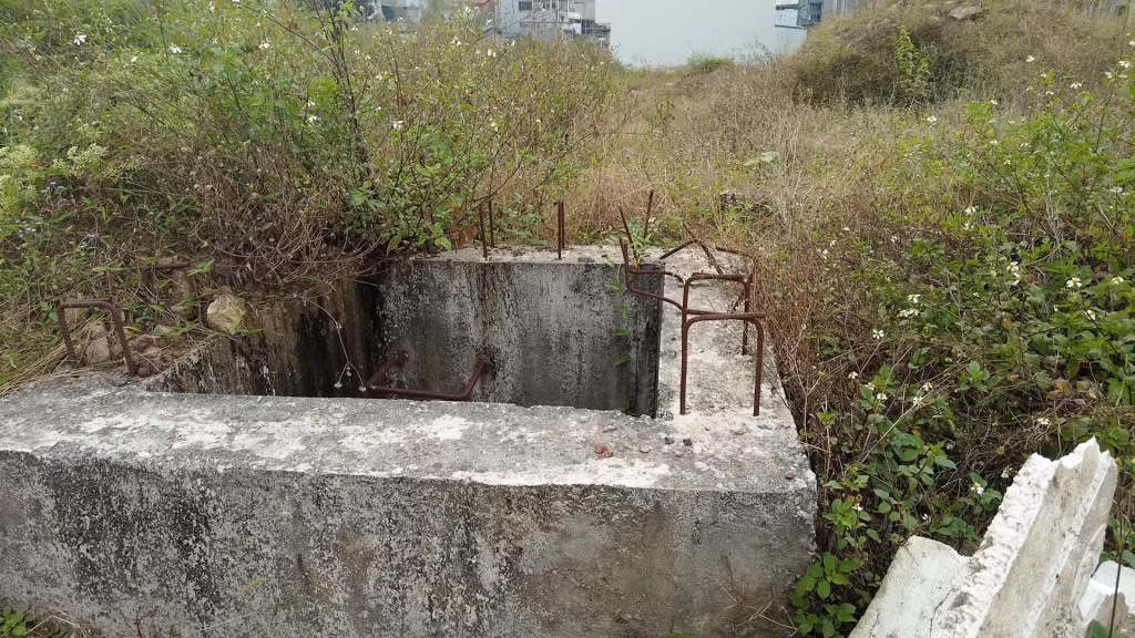 Hố ga không có nắp đậy gây ô nhiễm môi trường và nguy hiểm đối với trẻ nhỏ.