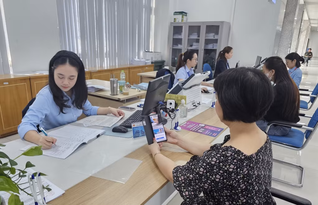 Cán bộ Trung tâm Phục vụ hành chính công tỉnh giải quyết thủ tục hành chính cho người dân.