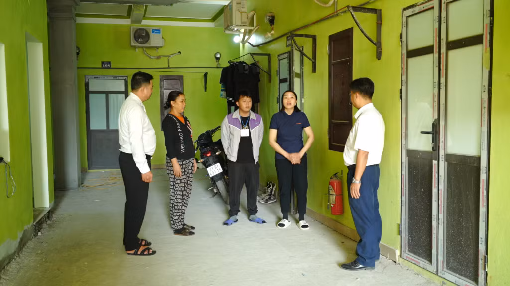 Hội Nông dân xã Sông Khoai hướng dẫn chủ nhà trọ thực hiện việc đăng ký tạm trú cho người thuê nhà trọ.
