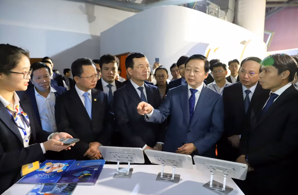 Phó Thủ tướng Chính phủ Trần Hồng Hà; Bộ trưởng Bộ Thông tin và Truyền thông Nguyễn Mạnh Hùng và các đồng chí lãnh đạo tỉnh Quảng Ninh tham quan triển lãm trưng bày, giới thiệu, trải nghiệm trực tiếp các sản phẩm công nghệ số Make in Viet Nam.