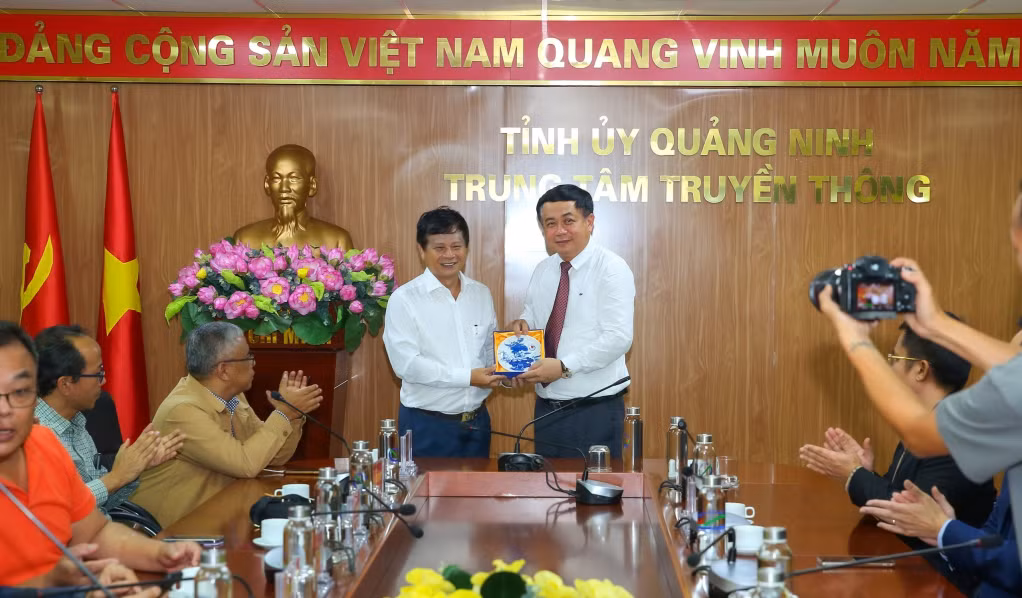 Đồng chí Trần Trọng Dũng, Phó Chủ tịch Hội Nhà báo Việt Nam tặng quà lưu niệm cho đồng chí Mai Vũ Tuấn, Giám đốc, Tổng biên tập Trung tâm Truyền thông Quảng Ninh.