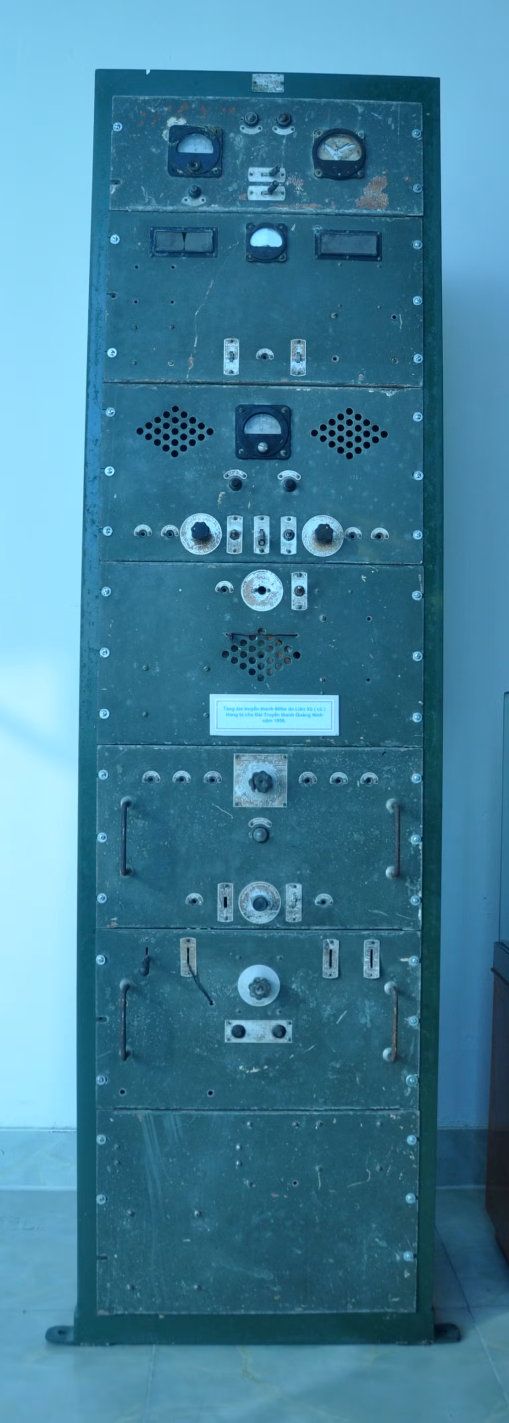 Tăng âm truyền thanh 600w do Liên Xô (cũ) trang bị cho Truyền thanh Quảng Ninh năm 1956.