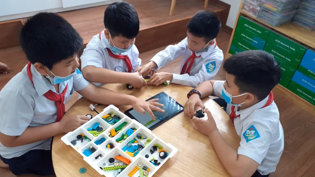 Giờ học robottic của học sinh Trường Tiểu học Yên Đức. (Ảnh đơn vị cung cấp)