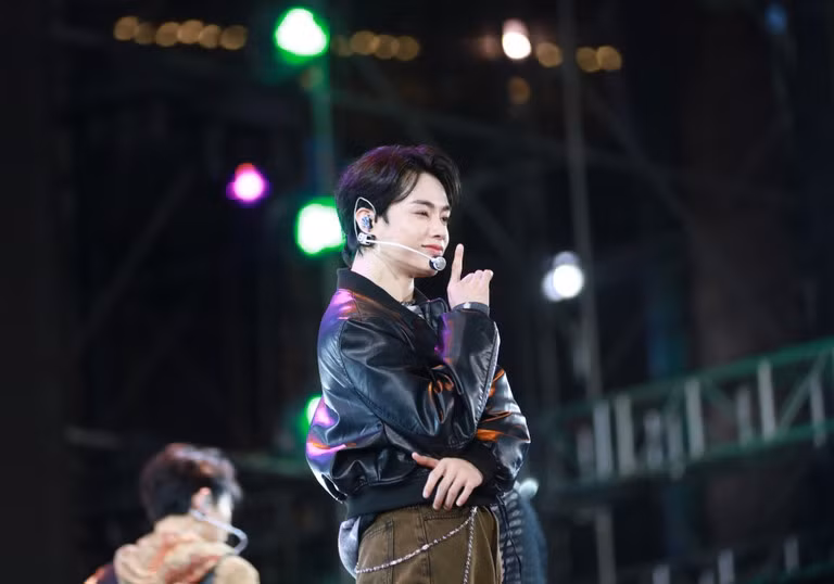Thành viên người Việt Hanbin (Ngô Ngọc Hưng) khoe vũ đạo và khả năng hát live tốt. Nam ca sĩ xúc động vì sự đón tiếp nồng hậu của khán giả quê nhà, đặc biệt mẹ và chị gái bay từ quê Yên Bái vào xem anh diễn.