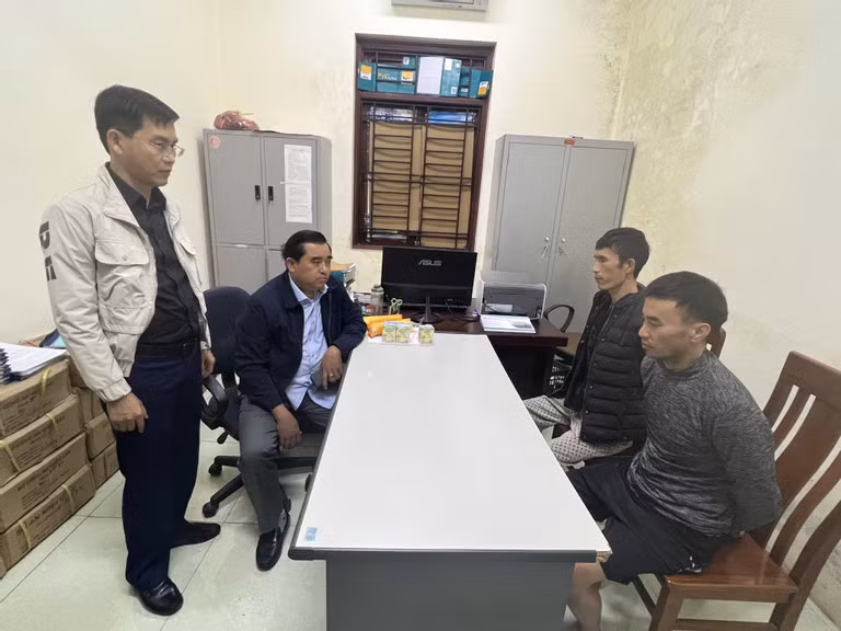 Công an lấy lời khai 2 đối tượng. Ảnh: CACC