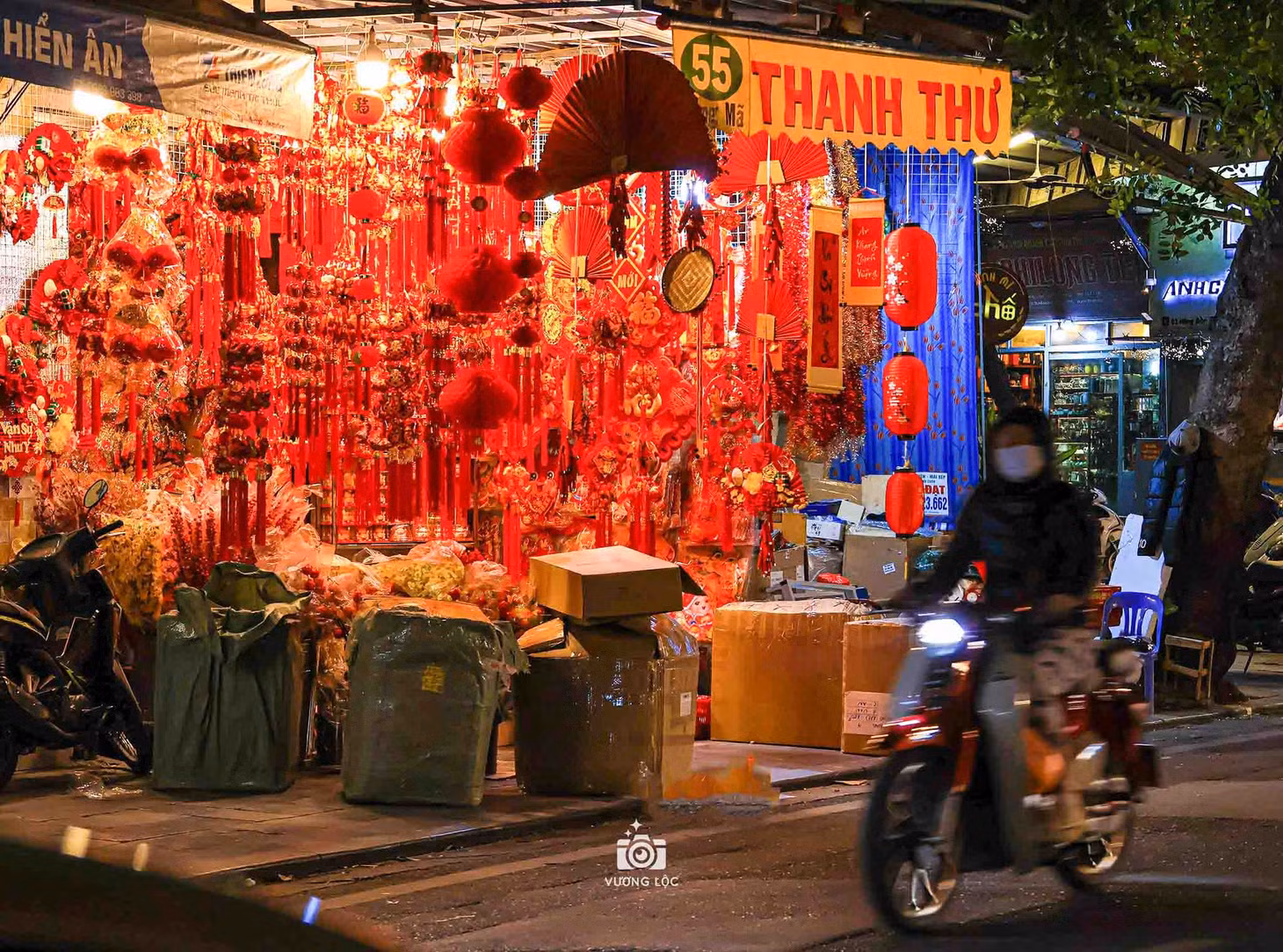 Theo một chủ cửa hàng trên phố Hàng Mã, các sản phẩm trang trí nhà cửa dịp Tết năm nay có giá bán tương đối ổn định và nhiều mẫu mã mới, đặc biệt là rồng, linh vật của năm 2024 Ảnh: Vương Lộc