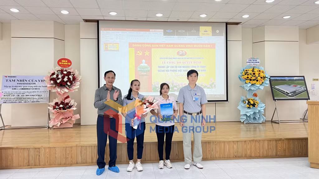 Lãnh đạo Đảng bộ Khối Doanh nghiệp ngoài khu vực Nhà nước TX Quảng Yên trao quyết định thành lập Chi bộ Chi nhánh Công ty TNHH Yazaki Hải Phòng Việt Nam tại Quảng Ninh (12-2023). Ảnh: Thanh Hằng