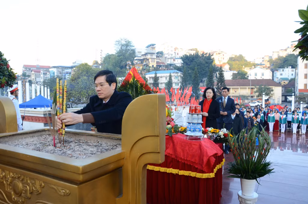 Đồng chí Vũ Quyết Tiến, Ủy viên Ban Thường vụ Tỉnh ủy, Bí thư Thành ủy Hạ Long, dâng hương tưởng niệm các Anh hùng liệt sĩ.