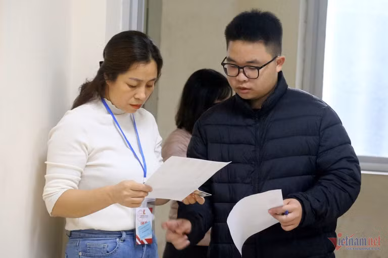 Thí sinh vào phòng thi. Ảnh: Thúy Nga