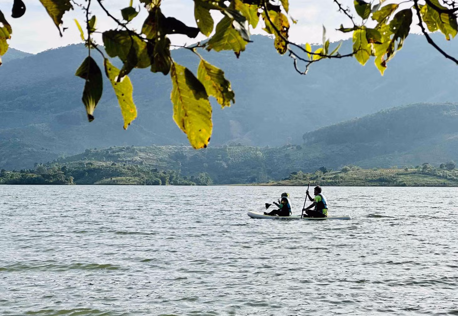 Du khách chèo sup trên mặt hồ Kala. Ảnh: Cào Cào Adventures