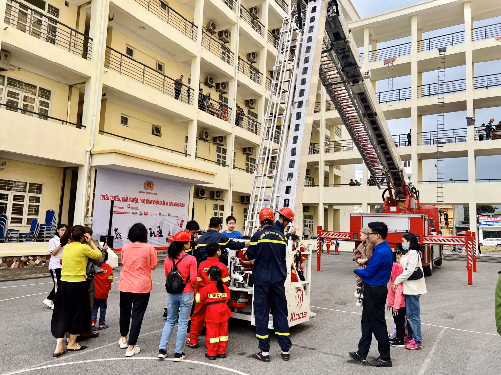Trải nghiệm thoát nạn từ trên cao bằng xe thang.