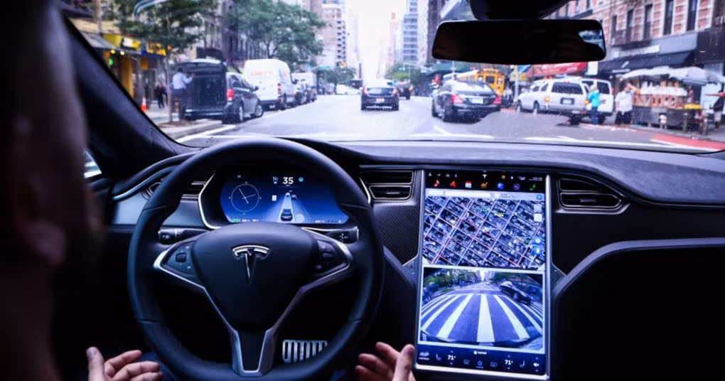 Việc cập nhật phần mềm có thể ngăn tài xế sử dụng tính năng Autosteer trên xe Tesla nếu không đặt tay trên vô lăng (Ảnh minh họa: Bloomberg).