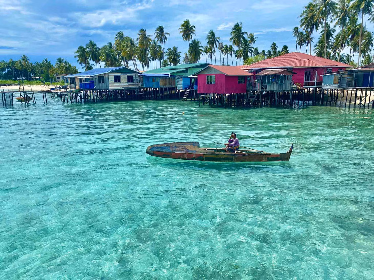 Đây là nơi có nhiều người Bajau Laut – một dân tộc ít người chủ yếu sống trên biển, không có nhà kiên cố, lặn giỏi và sinh sống bằng đánh bắt cá. Từ ngoài cảng, du khách đã thấy những ngôi nhà của người Bajau Laut và một số resort trên biển xa xa. Ảnh: Nguyễn Quốc Thái