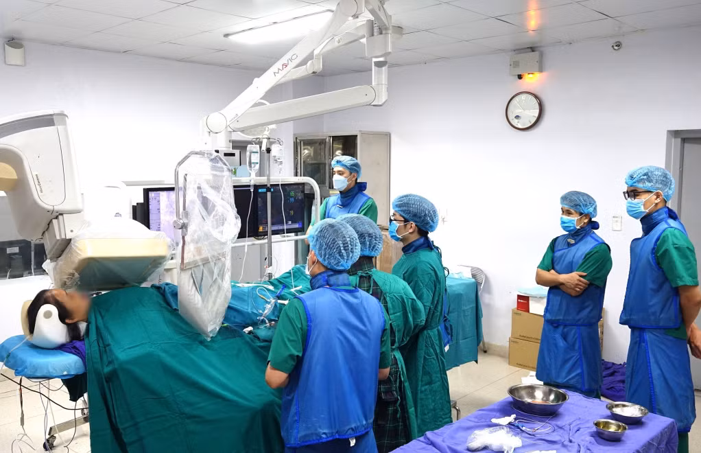  Bệnh viện Bãi Cháy đầu tư hệ thống phòng can thiệp tim mạch hiện đại để triển khai thực hiện hiệu quả các kỹ thuật can thiệp tim mạch cho người bệnh. 