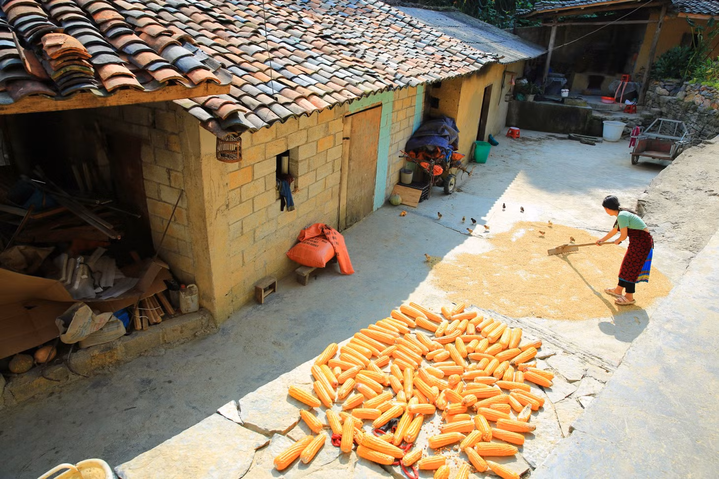 Cùng nằm gần cột cờ Lũng Cú nhưng so với Lô Lô Chải, Thèn Pả chưa được nhiều du khách biết đến, dù lượng khách có khởi sắc.