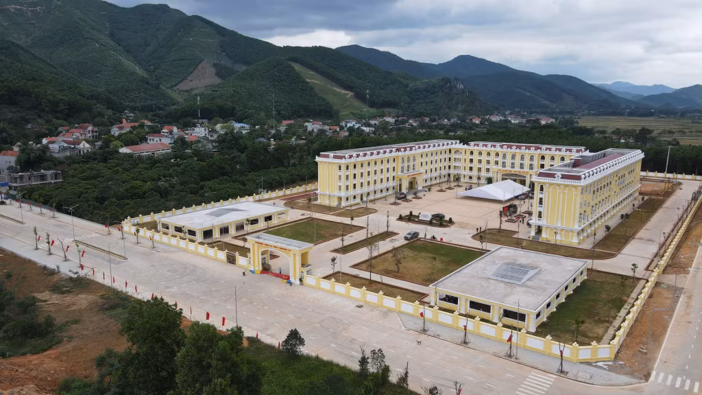 Trường THCS&amp;THPT Quảng La (TP Hạ Long) đưa vào sử dụng tháng 10/2023, hiện thực hoá mục tiêu mỗi thành phố, thị xã có một trường THPT công lập theo tiêu chí chất lượng cao theo Nghị quyết của HĐND tỉnh.