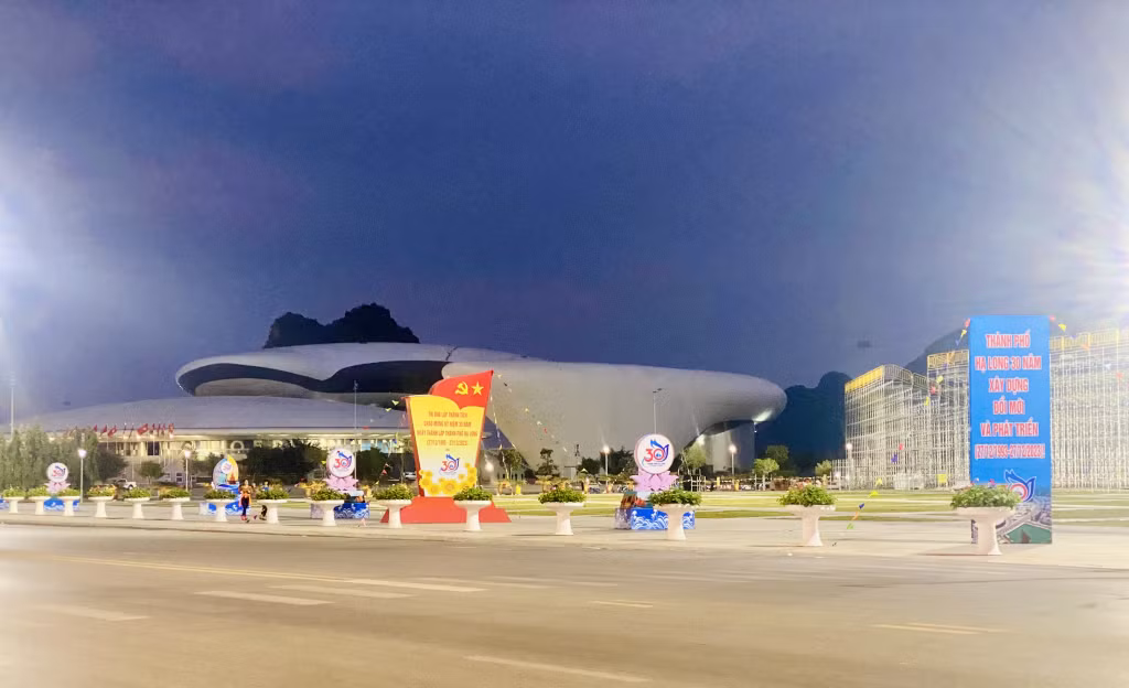 Các pa nô, khẩu hiệu chào mừng 30 Ngày thành lập thành phố cũng đã được lắp đặt tại các tuyến phố chính trên địa bàn thành phố.