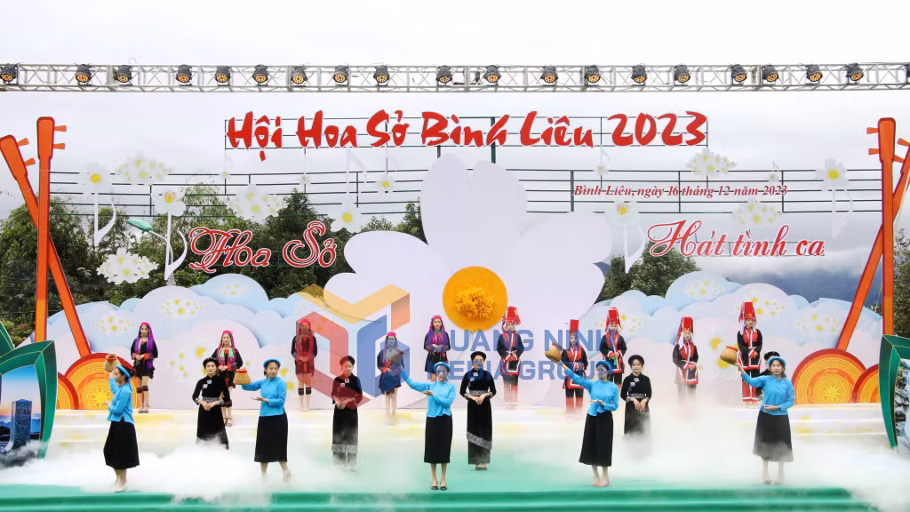 2023-12_Tiết mục trình diễn trang phục dân tộc. Ảnh: Nguyễn Dung