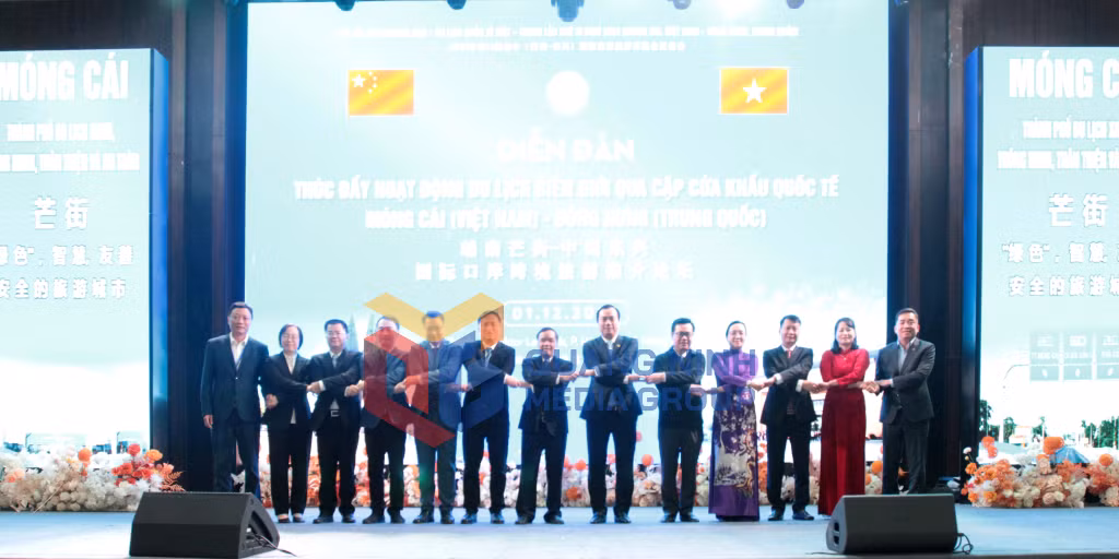 2023-11_Diễn đàn thúc đẩy hoạt động du lịch biên giới qua cặp cửa khẩu quốc tế Móng Cái - Đông Hưng trong khuôn khổ Hội chợ Thương mại - Du lịch quốc tế Việt - Trung lần thứ 15 năm 2023. Ảnh: Phạm Học