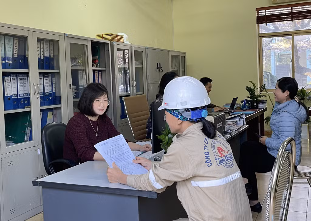 Người lao động tại Công ty CP Xi măng và Xây dựng Quảng Ninh được đảm bảo quyền lợi, lương thưởng Tết.