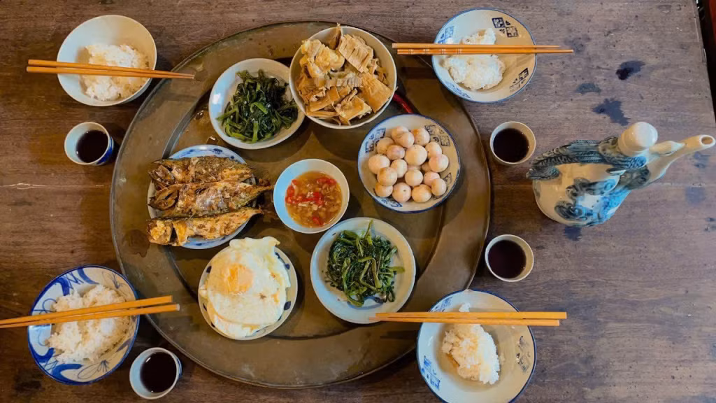 Chiếc mâm đồng, bàn ăn cũ và bữa cơm gợi nhớ thời bao cấp của gia đình anh Lê Minh Thứ (TP Hạ Long).
