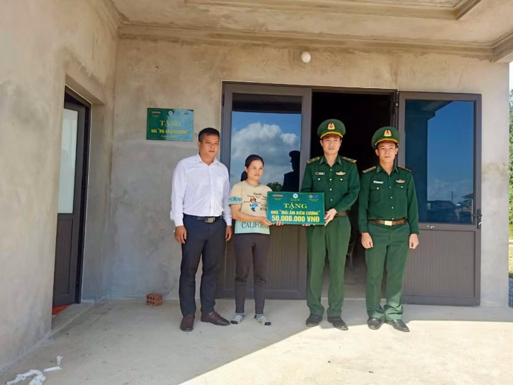 Đại diện Đồn Biên phòng Quảng Đức (huyện Hải Hà) trao tặng hỗ trợ xây "Mái ấm biên cương" cho gia đình chị Phoòng Tài Múi. (Ảnh đơn vị cung cấp)