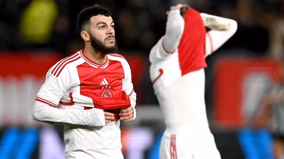 Cầu thủ Ajax thất vọng tràn trề sau trận thua.