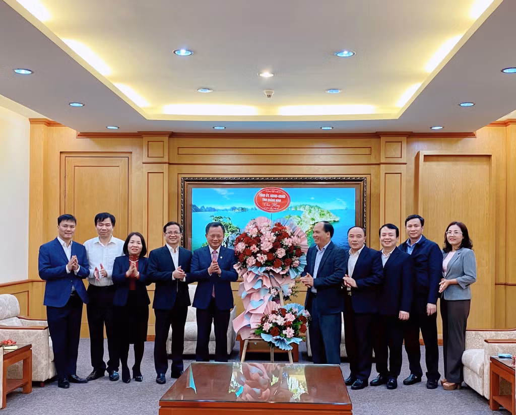 Đồng chí Cao Tường Huy, Chủ tịch UBND tỉnh tặng hoa chúc mừng các đơn vị trong khối Tài chính.