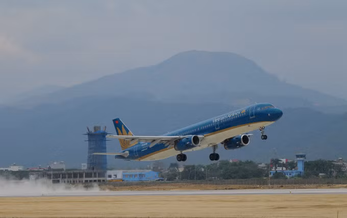 Máy bay A321 cất hạ cánh ở sân bay Điện Biên. Ảnh: Ngọc Thành