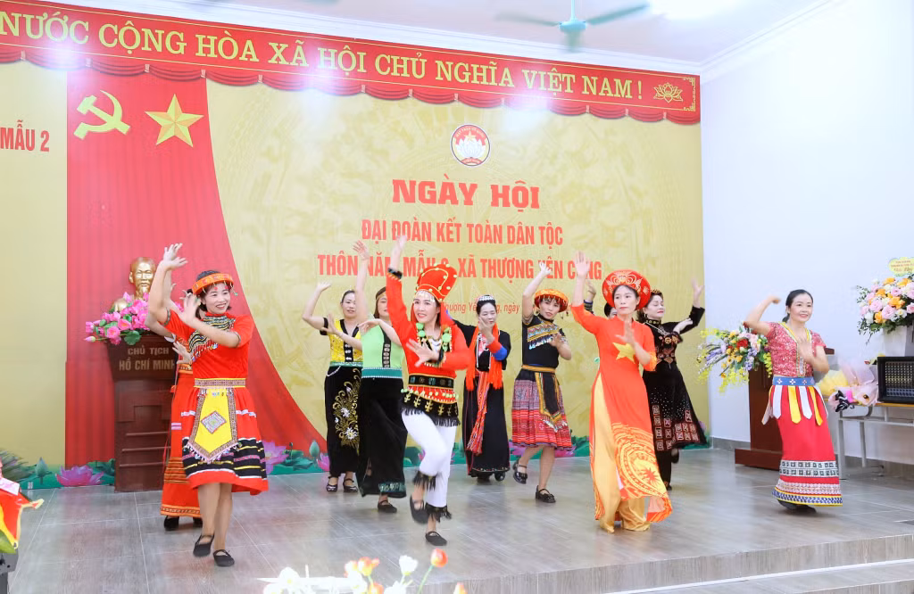 Phụ nữ thôn Năm Mẫu, xã Thượng Yên Công (TP Uông Bí) phấn khởi hòa mình vào những lời ca, điệu múa rộn ràng trong Ngày hội Đại đoàn kết toàn dân tộc.