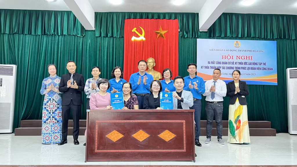 Các đơn vị ký kết thỏa ước lao động tập thể.