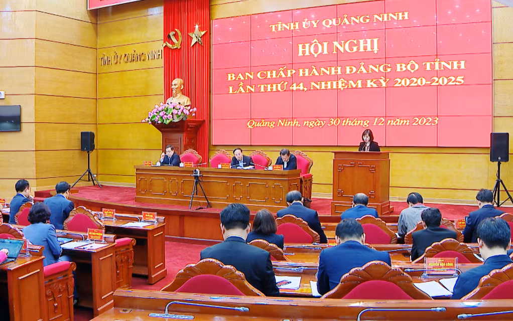 Đồng chí Trịnh Thị Minh Thanh, Phó Bí thư Thường trực Tỉnh ủy trình bày báo cáo tại hôi nghị.