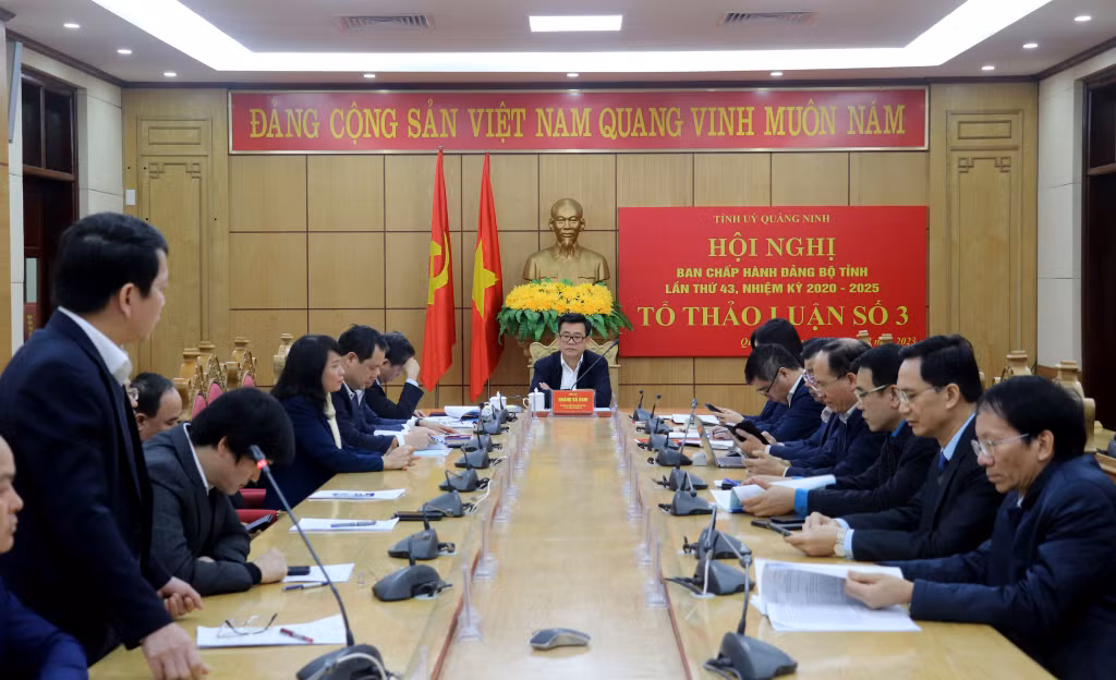 Các đại biểu thảo luận tại tổ số 3.
