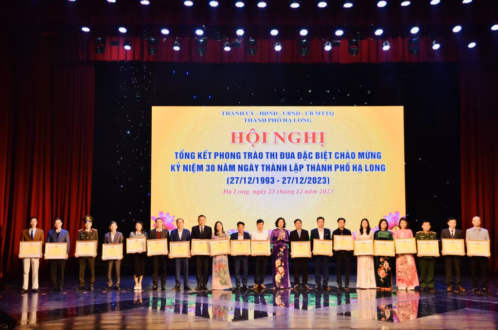 Đồng chí Vũ Thị Mai Anh, Phó Bí thư Thường trực Thành ủy, Chủ tịch HĐND thành phố, trao Bằng khen của UBND tỉnh cho 20 tập thể có thành tích tiêu biểu, có nhiều cống hiến, đóng góp trong quá trình xây dựng, phát triển thành phố.