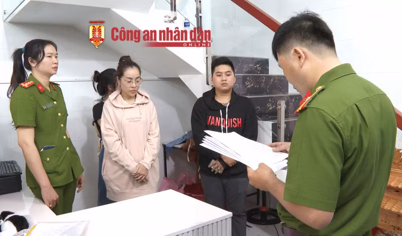 Cơ quan CSĐT Công an tỉnh Bạc Liêu tống đạt các quyết định tố tụng đối với Ngân (thứ 2 từ trái qua).