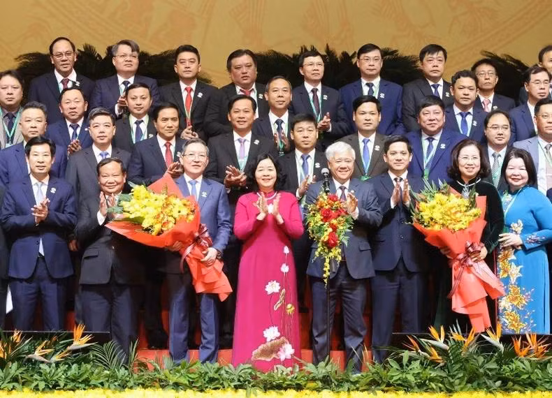 Lãnh đạo Đảng, Nhà nước chúc mừng Ban chấp hành Trung ương Hội Nông dân Việt Nam khóa VIII (nhiệm kỳ 2023-2028). Ảnh: ĐĂNG KHOA