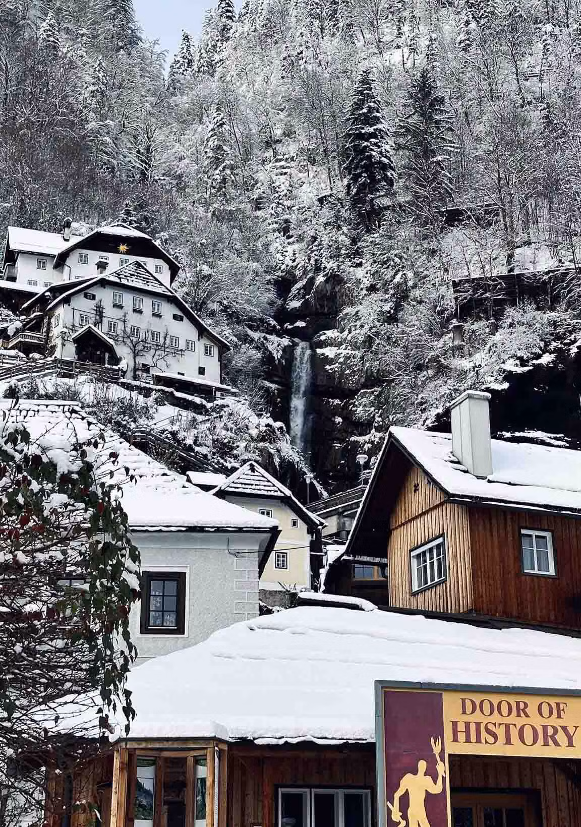 Những hoạt động phổ biến được yêu thích ở Hallstatt bao gồm leo núi, đi bộ đường dài, đạp xe địa hình. Ngoài ra, du khách có thể chèo thuyền trên hồ Hallstättersee để ngắm cảnh. Ảnh: Lưu Minh Tâm