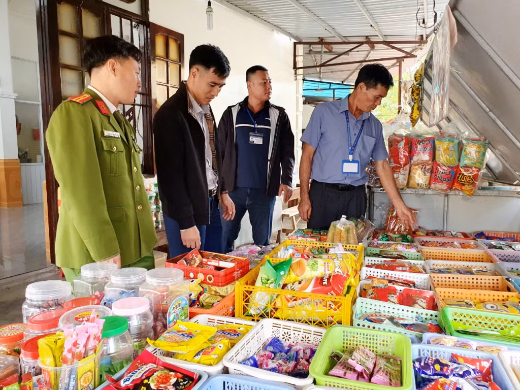 Đoàn tiến hành kiểm tra tại các cửa hàng gần cổng trường học.