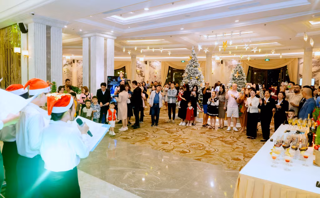 Nhiều nhà hàng, khách sạn trên địa bàn TP Hạ Long đã tổ chức các chương trình tiệc Giáng sinh phục vụ cho khách du lịch với đầy đủ các phần nghi lễ, từ lễ hoan ca mừng Thiên Chúa giáng sinh...