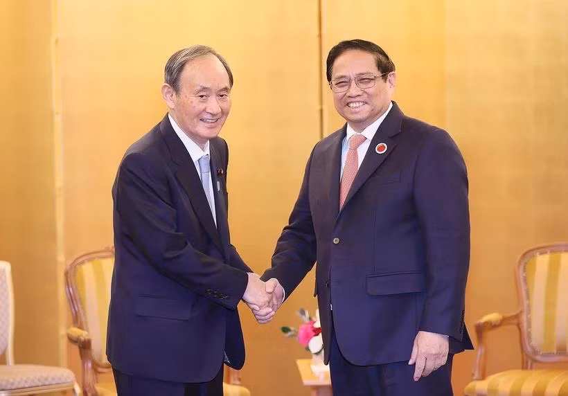 Thủ tướng Phạm Minh Chính gặp cựu Thủ tướng Nhật Bản Suga Yoshihide. (Ảnh: Dương Giang/TTXVN)