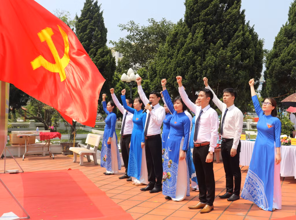 Các đảng viên mới của Đảng bộ Sở Y tế tuyên thệ dưới cờ Đảng (Ảnh: Hoàng Quỳnh)