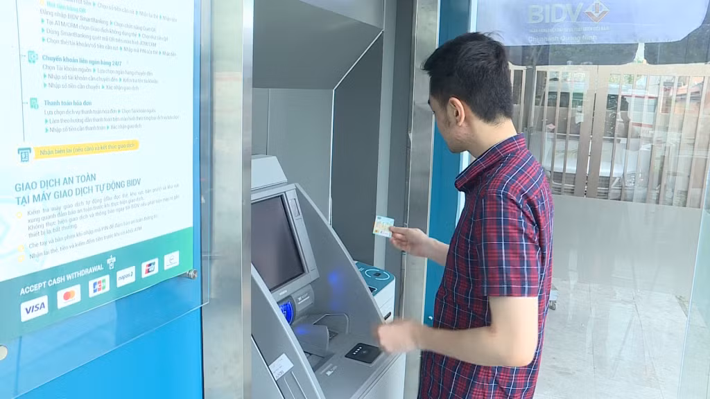 Người dân sử dụng CCCD gắn chip điện tử rút tiền tại ATM.